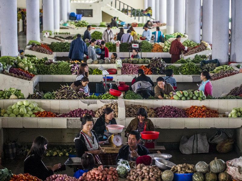 The vegetable market during a busy weekend